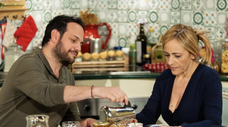 Da sinistra: Alessandro D'Ambrosi (Giancarlo) e Luisa Amatucci (Silvia) in una scena di “Un Posto Al Sole”. Credits: Rai.