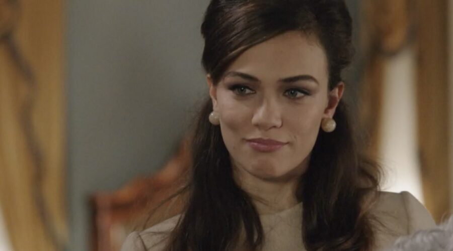 Gloria Radulescu (Marta Guarnieri) in una scena della puntata 99 de