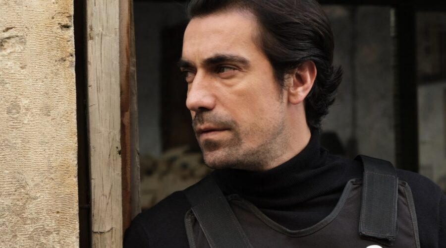 İbrahim Çelikkol (Hakan Gümüşoğlu) in una scena di “Terra Amara”. Credits: RTI Mediaset.