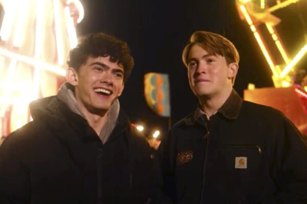 Da sinistra: Joe Locke e Kit Connor sul set di “Heartstopper 3”. Credits: YouTube/Netflix.