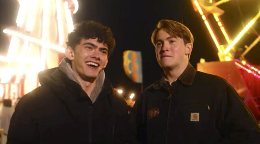 Da sinistra: Joe Locke e Kit Connor sul set di “Heartstopper 3”. Credits: YouTube/Netflix.