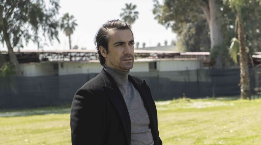 İbrahim Çelikkol (Hakan Gümüşoğlu alias Mehmet Kara) in una scena di “Terra Amara“. Credits: RTI Mediaset.