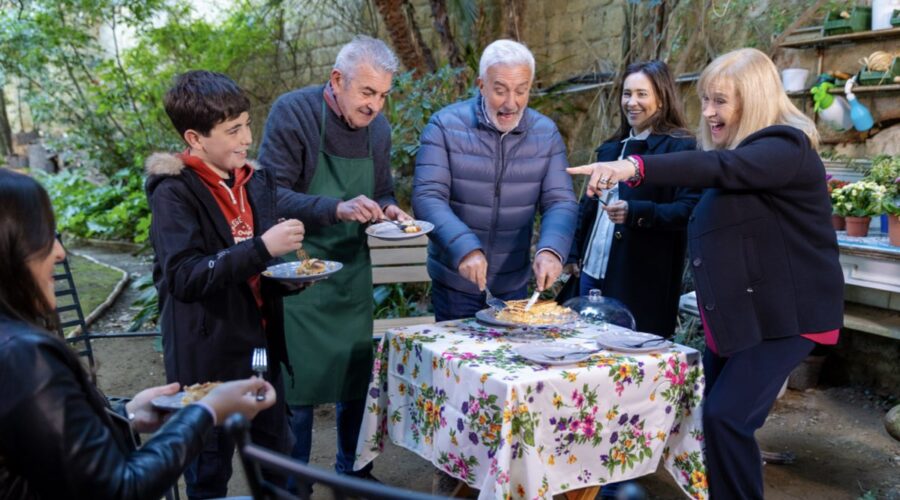 Da sinistra: Sofia Piccirillo (Bianca), Gennaro De Simone (Jimmy), Marzio Honorato (Renato), Patrizio Rispo (Raffaele), Ilenia Lazzarin (Viola), Marina Giulia Cavalli (Ornella) in una scena di “Un Posto Al Sole”. Credits: Rai.