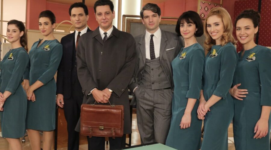 Le Veneri con Vittorio Conti, Roberto Landi e il grande ospite per la Giornata Internazionale della Donna: il Maestro Alberto Manzi in un posato per “Il Paradiso Delle Signore 8”. Credits: P. Bruni e Rai.