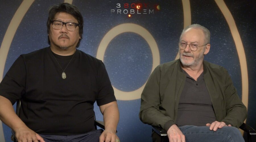 Da sinistra: Benedict Wong e Liam Cunningham nell'intervista per “Il problema dei 3 corpi”. Credits: Cattura schermo/Tvserial.it.
