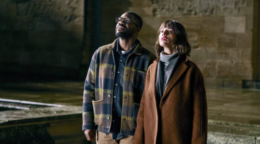 Da sinistra: Jovan Adepo (Saul) ed Eiza González (Auggie) ne “Il problema dei 3 corpi”. Credits: Ed Miller/Netflix © 2024.