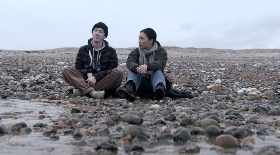 Da sinistra: Alex Sharp (Will) e Jess Hong (Jin) ne “Il problema dei 3 corpi”. Credits: Ed Miller/Netflix © 2024.