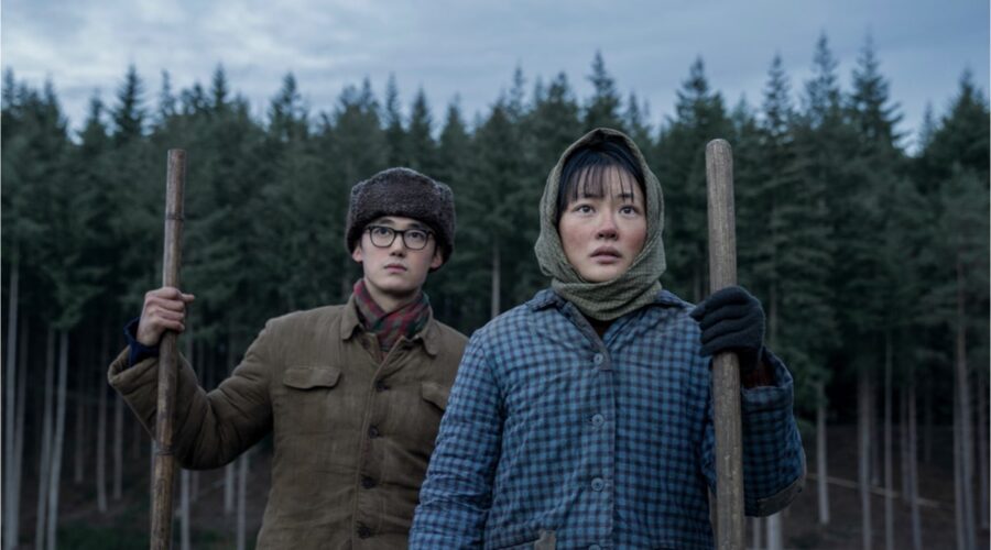 Da sinistra: Yang Hewen (Bai Mulin) e Zine Tseng (Ye Wenjie) ne “Il problema dei 3 corpi”. Credits: Ed Miller/Netflix © 2024.