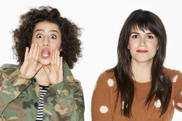 Da sinistra: Ilana Glazer (Ilana) e Abbi Jacobson (Abbi) in una scena di “Broad City”. Credits: Sky.