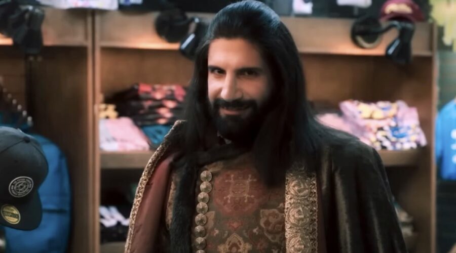 Kayvan Novak (Nandor l'Implacabile) in una scena di “What we do in the Shadows”. Credits: Cattura schermo/YouTube.