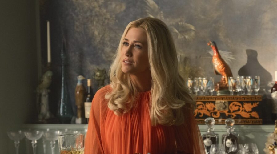 Kristen Wiig (Maxine) in una scena di “Palm Royale”. Credits: Apple Tv Plus.