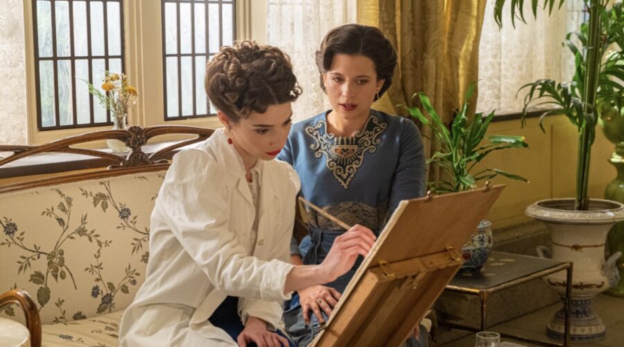 Da sinistra: Julia Martínez (Beatriz Oltra) e Amparo Piñero (Martina Luján) in una scena de “La Promessa”. Credits: RTI Mediaset.