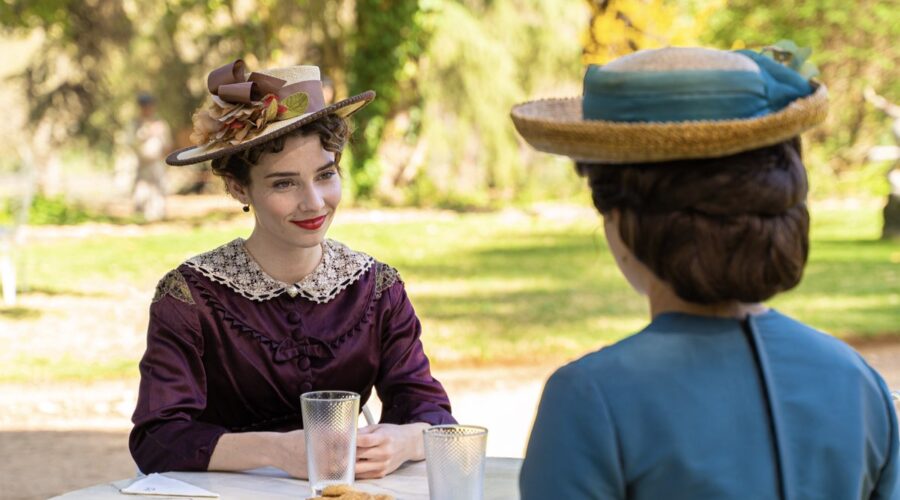Da sinistra: Julia Martínez (Beatriz Oltra) e Amparo Piñero (Martina Luján) ne “La Promessa”. Credits: RTI Mediaset.