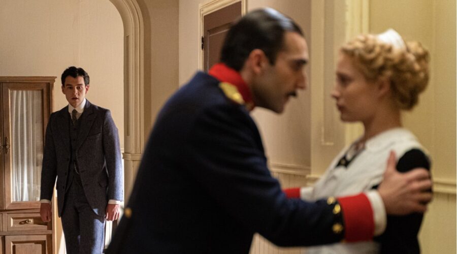 Da sinistra: Xavi Lock (Curro de la Mata), Guillermo Serrano (Lorenzo de la Mata) e Ana Garces (Jana Exposito) in una scena de “La Promessa”. Credits: RTI Mediaset.