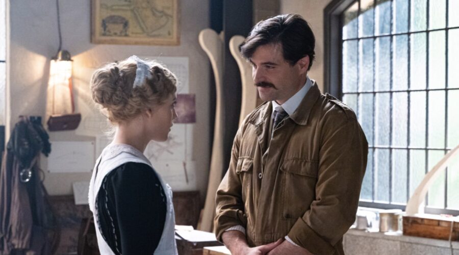 Da sinistra: Ana Garces (Jana Exposito) e Arturo Sancho (Manuel Luján) in una scena de “La Promessa”. Credits: RTI Mediaset.