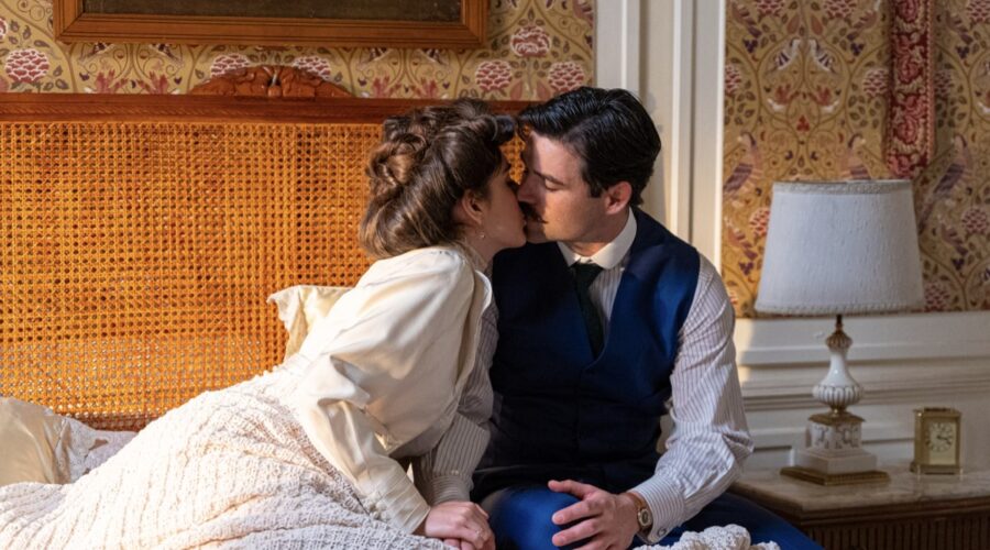 Da sinistra: Paula Losada (Jimena De Los Infantes) e Arturo Sancho (Manuel Luján) in una scena de “La Promessa”. Credits: RTI Mediaset.