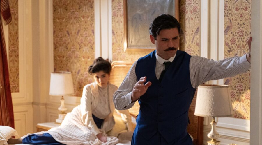 Da sinistra: Paula Losada (Jimena De Los Infantes) e Arturo Sancho (Manuel Luján) in una scena de “La Promessa”. Credits: RTI Mediaset.