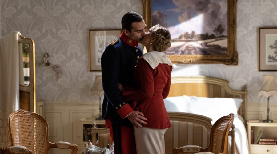 Da sinistra: Guillermo Serrano (Lorenzo de la Mata) e Lisi Linder (Baronessa Grazalena) in una scena de “La Promessa“. Credits: Bambú Producciones/RTVE/RTI Mediaset.