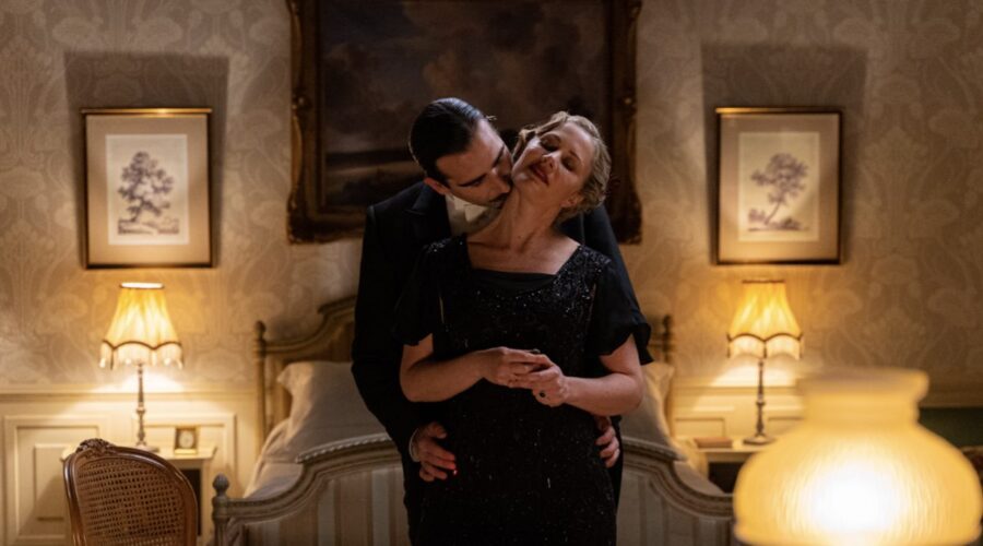 Da sinistra: Lorenzo De La Mata (Guillermo Serrano) ed Elisa, la baronessa di Grazalema (interpretata da Lisi Linder) in una scena de “La Promessa”. Credits: Cattura schermo/RTI Mediaset.