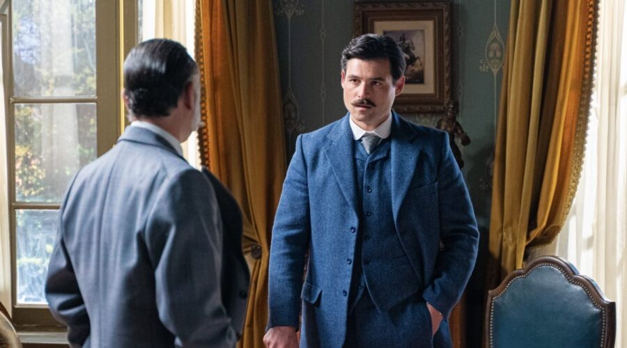Da sinistra: Guillermo Serrano (Lorenzo De La Mata) e Arturo Sancho (Manuel Luján) in una scena de “La Promessa”. Credits: RTI Mediaset.