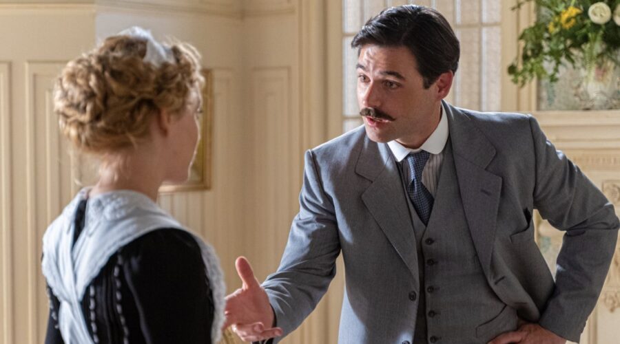 Da sinistra: Ana Garces (Jana Exposito) e Arturo Sancho (Manuel Luján) in una scena de “La Promessa”. Credits: RTI Mediaset.