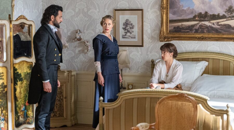 Da sinistra: Antonio Velázquez (Mauro Moreno), Lisi Linder (Baronessa Grazalena) e Carmen Asecas (Catalina Luján) in una scena de “La Promessa”. Credits: RTI Mediaset.