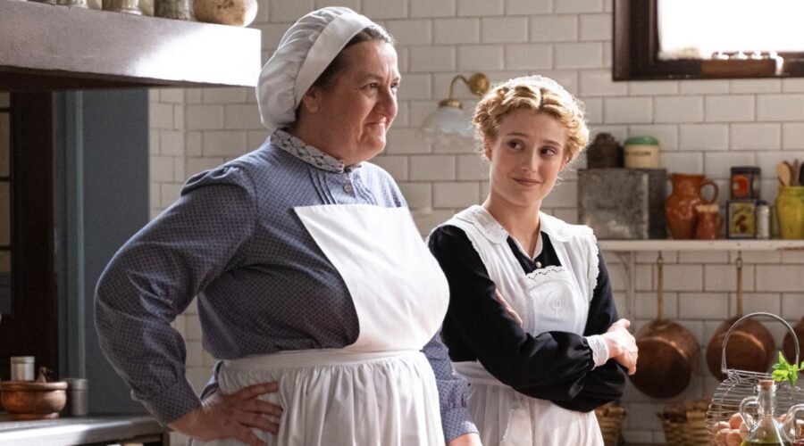 Da sinistra: Carmen Flores (Simona Martínez) e Ana Garces (Jana Exposito) in una scena de “La Promessa”. Credits: RTI Mediaset.