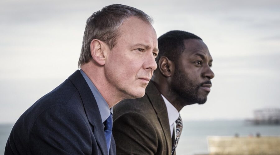 Da sinistra: John Simm e Richie Campbell ne “Le indagini di Roy Grace”. Credits: Sky.