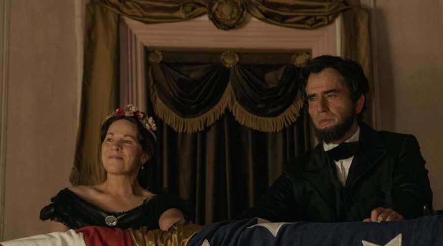 Da sinistra: Lili Taylor (Mary Todd Lincoln) e Hamish Linklater (Abraham Lincoln) in una scena di “Manhunt”. Credits: Apple Tv Plus.