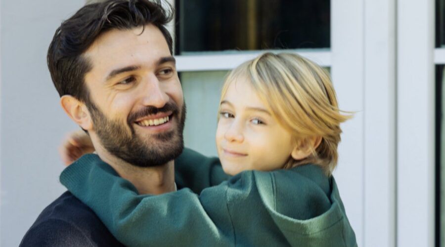 Luigi Miele (Damiano) e Edoardo Scarfora (Antonio) in una scena di “Un Posto al Sole”. Credits: Rai.