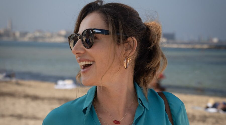 Luisa Ranieri (Lolita Lobosco) in una scena de “Le indagini di Lolita Lobosco 3”. Credits: Rai.