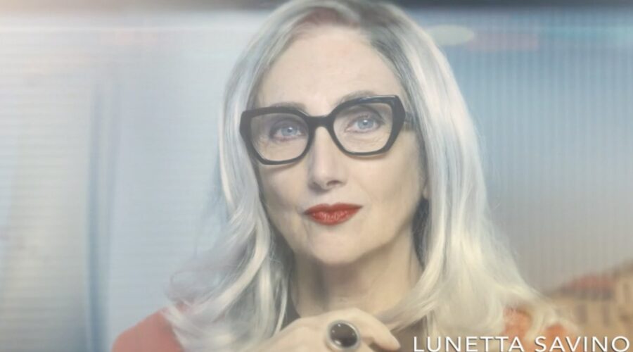 Lunetta Savino (Marina Battaglia) in una scena della sigla di “Studio Battaglia 2”. Credits: Rai.