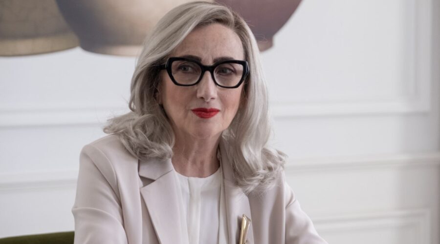 Lunetta Savino (Marina Battaglia) in un fotogramma dell'intervista in occasione del lancio di