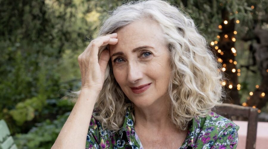 Lunetta Savino (Nunzia Lobosco) in una scena de “Le indagini di Lolita Lobosco 3”. Credits: Rai.