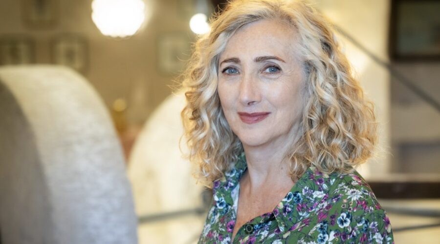 Lunetta Savino (Nunzia Lobosco) in un posato per “Le indagini di Lolita Lobosco 3”. Credits: Rai.