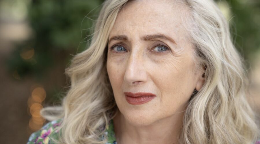 Lunetta Savino (Nunzia Lobosco) in un posato per “Le indagini di Lolita Lobosco 3”. Credits: Rai.