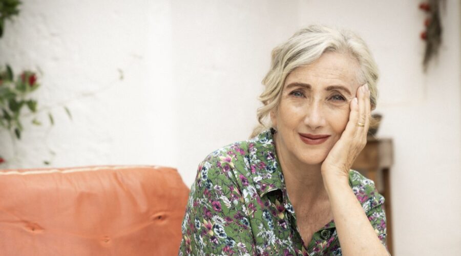 Lunetta Savino (Nunzia Lobosco) in un posato per “Le indagini di Lolita Lobosco 3”. Credits: Rai.