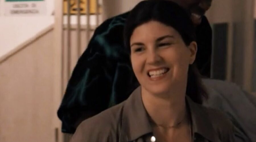 Screenshot di Maddalena Stornaiuolo (agente Maddalena) in una scena di “Mare Fuori 4” Credits: Rai.