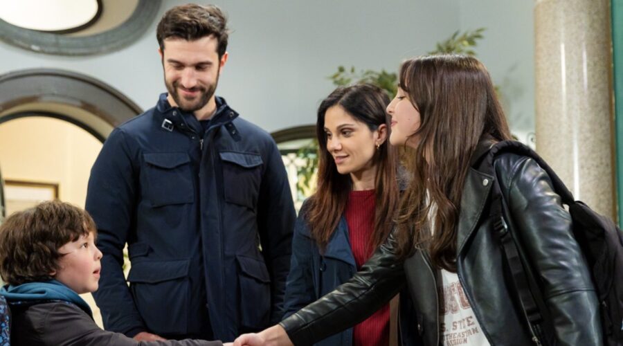 Da sinistra: Manuel D'Angelo (Manuel), Luigi Miele (Damiano), Daniela Ioia (Rosa) e Sofia Piccirillo (Bianca) in una scena di “Un Posto al Sole”. Credits: Rai.