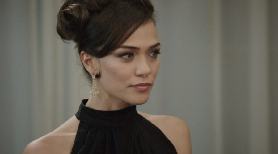 Gloria Radulescu (Marta Guarnieri) in una scena della puntata 102 de “Il Paradiso Delle Signore 8”. Credits: Rai.