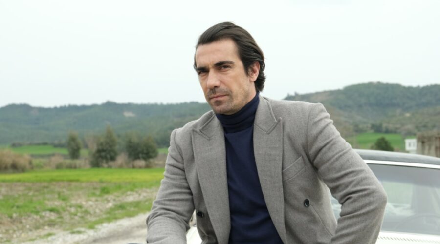 İbrahim Çelikkol (Hakan Gümüşoğlu alias Mehmet Kara) in una scena di “Terra Amara“. Credits: RTI Mediaset.