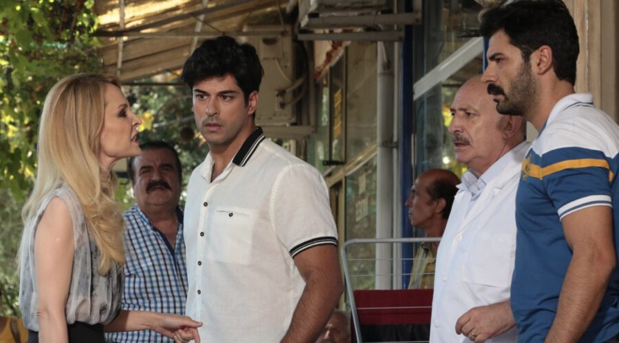 Da sinistra: Nese Baykent (Vildan Sezin), Burak Özçivit (Kemal Soydere), Orhan Güner (Hüseyin), Ruzgar Aksoy (Tarik Soydere) in una scena di “Endless Love”. Credits: RTI Mediaset