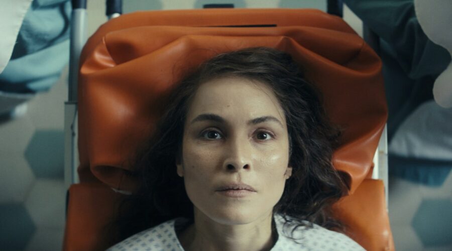 Noomi Rapace nell'ottavo episodio di “Constellation”. Credits: Apple TV+.