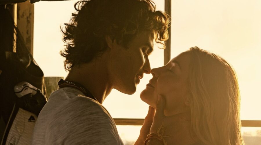 Outer Banks. (L To R) Chase Stokes As John B, Madelyn Cline As Sarah Cameron In Episode 401 Of Outer Banks. Cr. Jackson Lee Davis Netflix