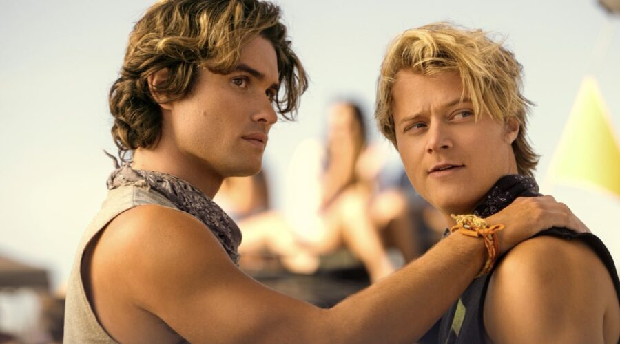 Outer Banks. (L To R) Chase Stokes As John B, Rudy Pankow As Jj In Episode 401 Of Outer Banks. Cr. Jackson Lee Davis Netflix