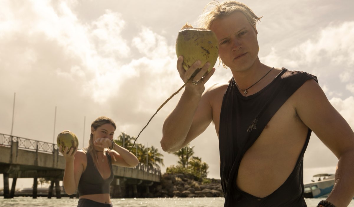 Outer Banks. (L To R) Madelyn Cline As Sarah Cameron, Rudy Pankow As Jj In Episode 301 Of Outer Banks. Cr. Jackson Lee Davis Netflix