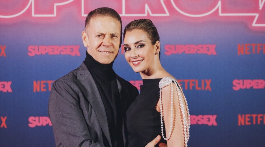 Da sinistra: Rocco Siffredi e Rósza Tassi alla première romana di “Supersex”, lunedì 4 marzo. Credits: Netflix.