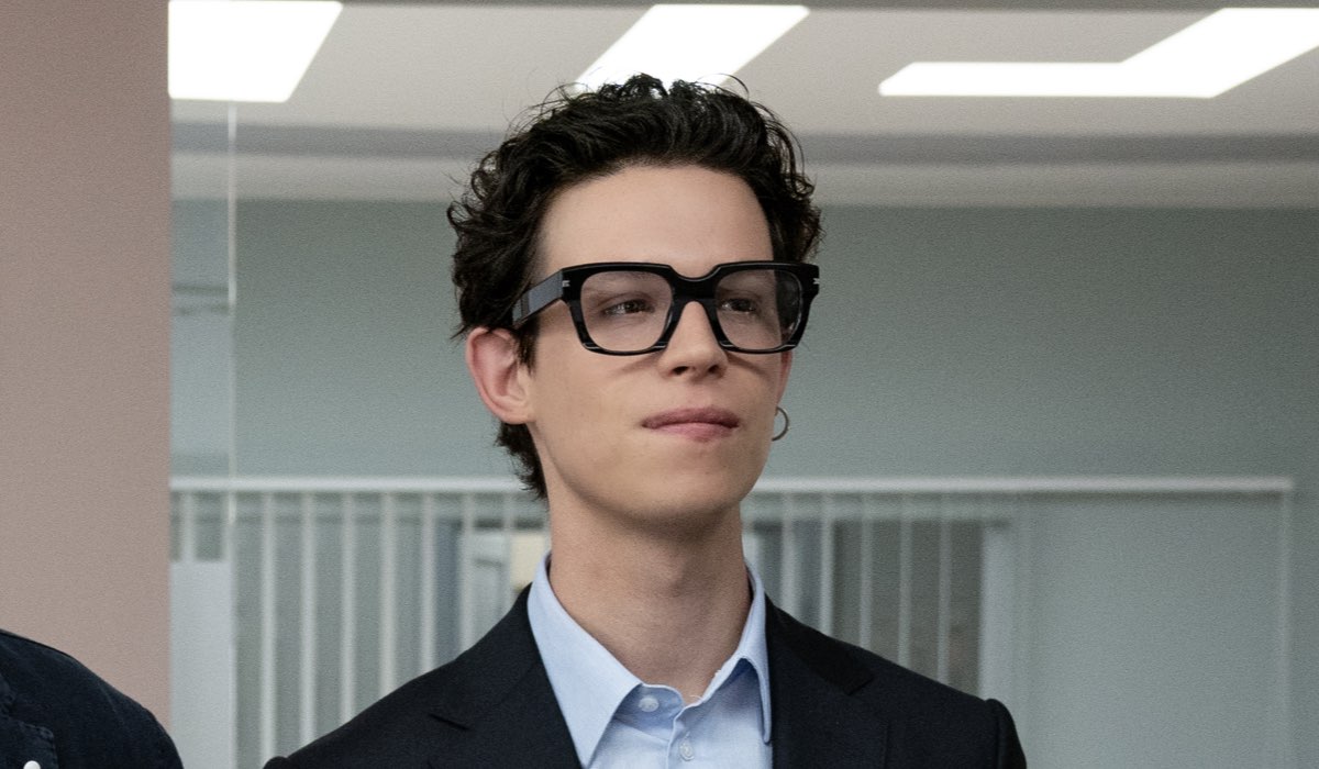 Pietro De Nova (Evaristo Loi) in una scena di “Call My Agent 2 stagione”. Foto di R. Ghilardi per Sky Italia.