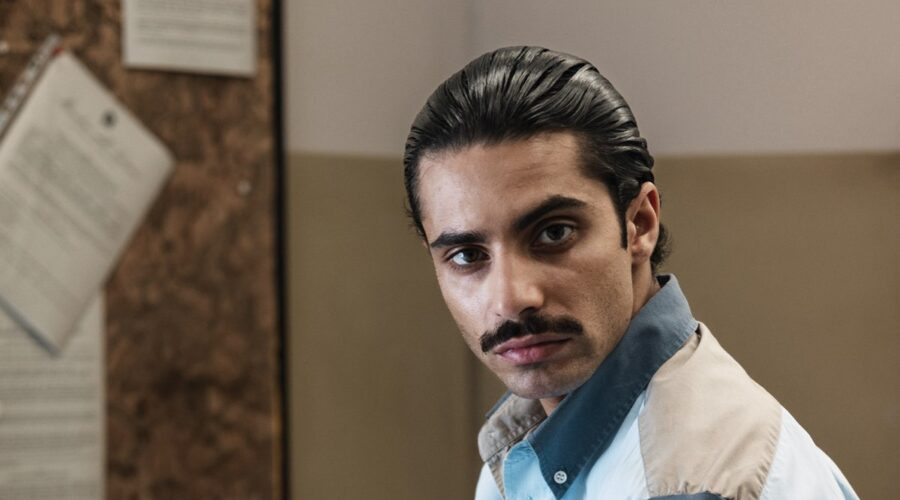 Danilo Arena (Salvatore Lo Faro) in un posato per “Vanina - Un vicequestore a Catania”. Credits: Valentina Glorioso e RTI Mediaset.