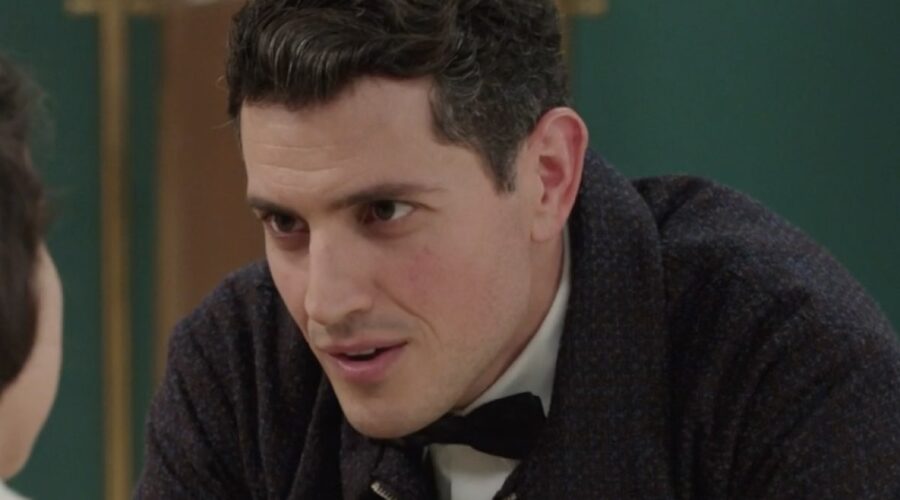 Emanuel Caserio (Salvatore Amato) in una scena della puntata 118 de “Il Paradiso Delle Signore 8”. Credits: Rai.